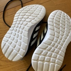 adidas シューズの画像