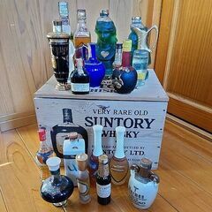 変わった形をしたウィスキーのミニボトルコレクション