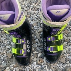 スキー板　ストック　スキー靴の画像