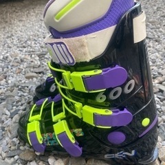 スキー板　ストック　スキー靴の画像