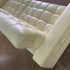 合成皮革ソファーベッド　中古品　おしゃれなアイボリーホワイト色　背もたれ分割式　の画像