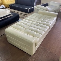 合成皮革ソファーベッド　中古品　おしゃれなアイボリーホワイト色　背もたれ分割式　の画像