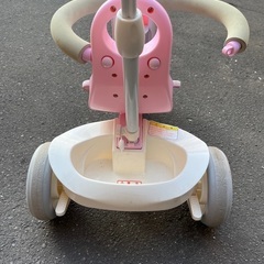 女の子　三輪車　カゴ有り　手押し舵取り有り　足おき有り　ブーブークラクション有りの画像