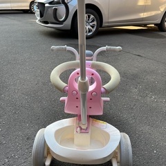 女の子　三輪車　カゴ有り　手押し舵取り有り　足おき有り　ブーブークラクション有りの画像