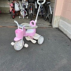 女の子　三輪車　カゴ有り　手押し舵取り有り　足おき有り　ブーブー...