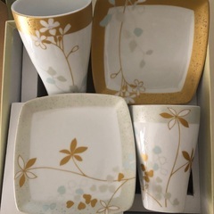 陶器のコップとプレートの画像