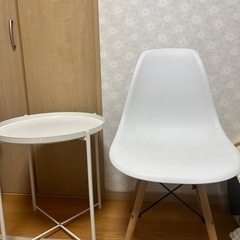 ikea イケア　テーブル　と　シェルチェア　イームズチェアの画像