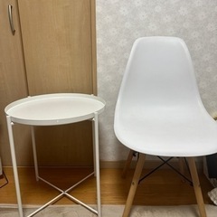 ikea イケア　テーブル　と　シェルチェア　イームズチェアの画像