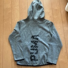 値下！新品　PUMA  パーカー　140センチの画像