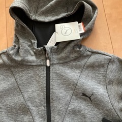 値下！新品　PUMA  パーカー　140センチの画像