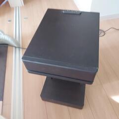 ベッドサイドテーブルです