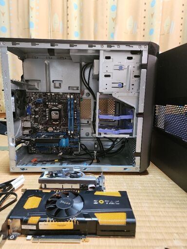 PCパーツ グラフィックカード3枚、マザーボード、PCケースのセット