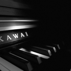 KAWAI ブラックピアノ　椅子あり