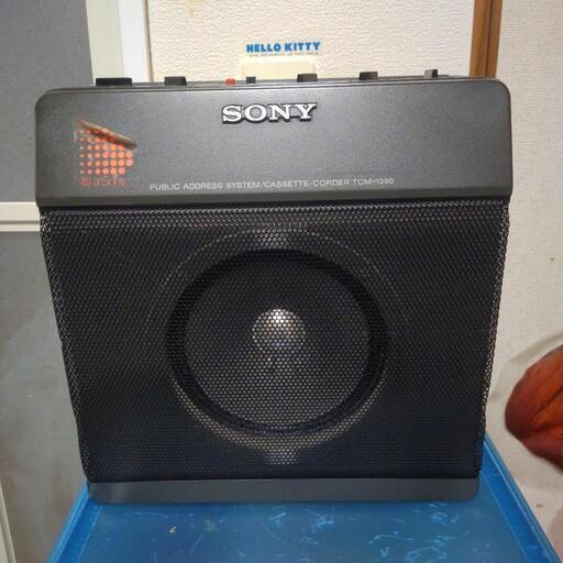 希少名機ソニーポータブルカセットレコーダー TCM-1390 拡声機能を内蔵 出品にあたりベルト交換済み　各グリースアップ済みで安心です。\nSONY ソニー TCM-1390 テープレコーダー 語学、英語教育などに最適！年式の割に綺麗です！