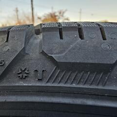 買い手決定《中古》215/60R16 スタッドレスタイヤ&アルミホイールの画像