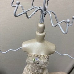 ウェディングドレス　トルソーアクセサリーかけの画像