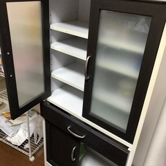 小型の食器棚　の画像