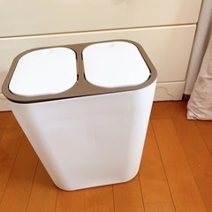 美品　ふた付き　分別用　ゴミ箱　ホワイト×ブラウンの画像