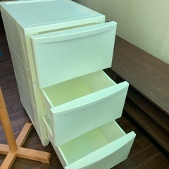 美品　3段引出　サイズ高さ約65cm 幅約33cm 奥行約43cmの画像