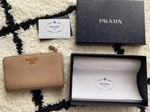 プラダ  財布