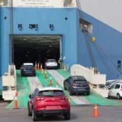 カーフェリー船の仕事（自動車積下ろしドライバー）の画像