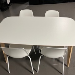 テーブルと椅子(4つ)の画像
