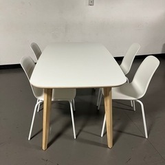 テーブルと椅子(4つ)