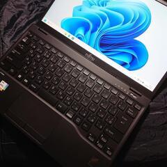 富士通 軽量パソコンの画像