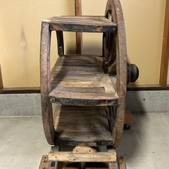 ☆馬車の車輪を使った、レトロなディスプレイラックの画像