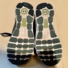 アンダーアーマーランニングシューズの画像