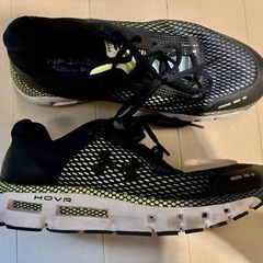 アンダーアーマーランニングシューズの画像