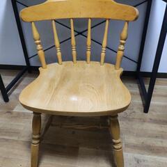 木製椅子の画像