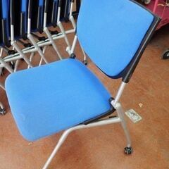 9脚セット　ブルー青　オカムラ　平行スタッキングチェア　キャスター脚の画像