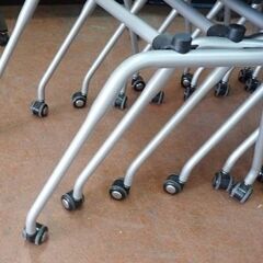 9脚セット　ブルー青　オカムラ　平行スタッキングチェア　キャスター脚の画像