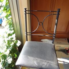 使わない椅子　無料です高さ87㎝　横⁂たて45*41、黒です　光...