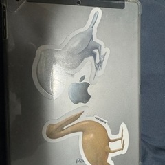 IPad Air 美品です。裏にステッカー貼ってしまいました。の画像