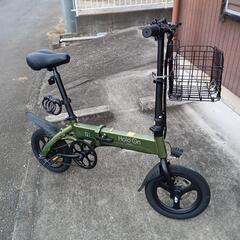 色グリーン折りたたみ電動アシスト自転車です　去年の10月頃ネットで購入 走行距離230km 自転車の鍵と前のかごは別で購入し 取り付けました 今は乗らなくなりましたので投稿しております取りに来ていただける方限定で よろしくお願いします購入時 10万円ほどです 今回 前かごと 空気入れとうをつけて6万円でお願いします、折りたたみが可能なので車にも乗せられますので取りに来てくれる方 限定で よろしくお願いします