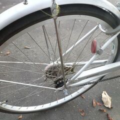 自転車 26インチ 切替なし シルバー カギ付き 荷台あり シティサイクル ちゃりんこ 苫小牧西店の画像