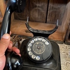 アンティーク　レトロ　ビンテージ　鉄の塊みたいに重い黒電話の画像