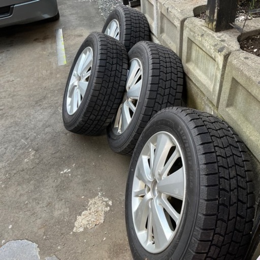 ほぼ新品　2022年スタッドレス17インチ4本セット