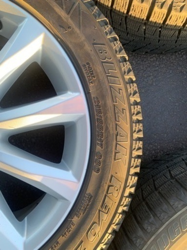 ブリヂストン　スタッドレス　215/55r17  バリ目　アルファード　ヴォクシー