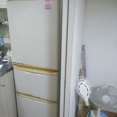 古い冷蔵庫　の画像