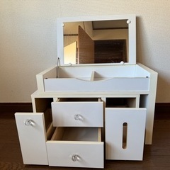 白のドレッサーの画像