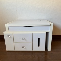 白のドレッサーの画像