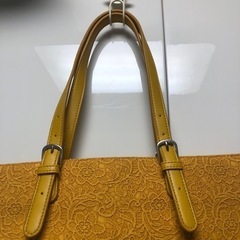 レース柄の型押しバッグの画像