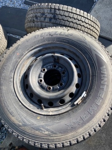 ハイエース、キャラバン　195\80R15  107  ダンロップスタットレスホイル付き