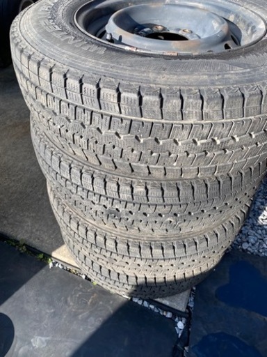 ハイエース、キャラバン　195\80R15  107  ダンロップスタットレスホイル付き