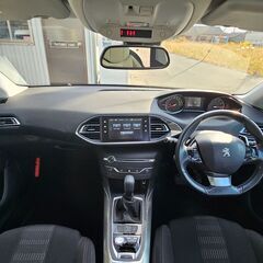 プジョー308SWワゴン上位グレードのシエロ・パノラミックガラスルーフの画像