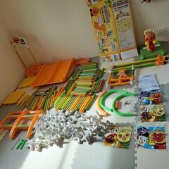 ジャングルジム。ブランコ・ロッキングの2セットです。