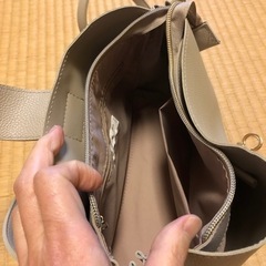 ベージュのショルダーバッグの画像